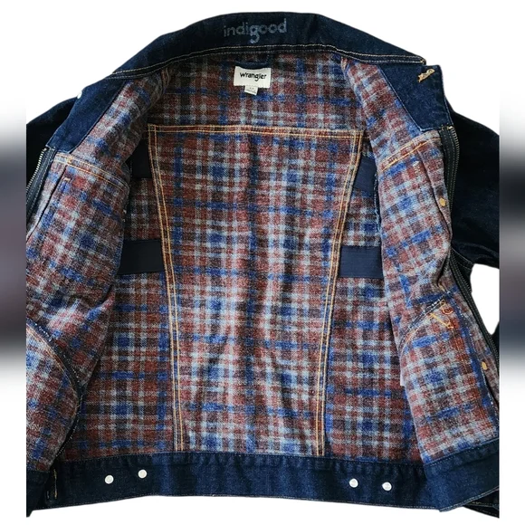 WRANGLER WOMEN'S FLANNEL LINED MEDIUM WASH PLEATED DENIM JACKET - Picture 2 of 7